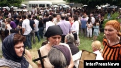 У здания Патриархии Грузинской Православной Церкви с утра собралась большая толпа верующих, ожидавших решения Священного Синода. Несмотря на жару, люди не расходились 