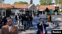 Журналисты у дворца Долмабахче в Стамбуле, где запланированы российско-украинские переговоры, 15 мая 2025 года