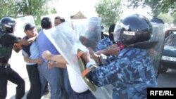Президенттик шайлоо күнү Балыкчыдагы окуядан бир көрүнүш, 2009-жылдын 23-июлу.