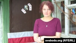 Вольга Нікалайчык каля сваёй хаты, архіўнае фота