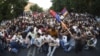 Пратэстоўцы падчас мітынгу супраць нядаўняга рашэньня ўладаў павысіць тарыфы на электраэнэргію. Ерэван, 23 чэрвеня 2015 году