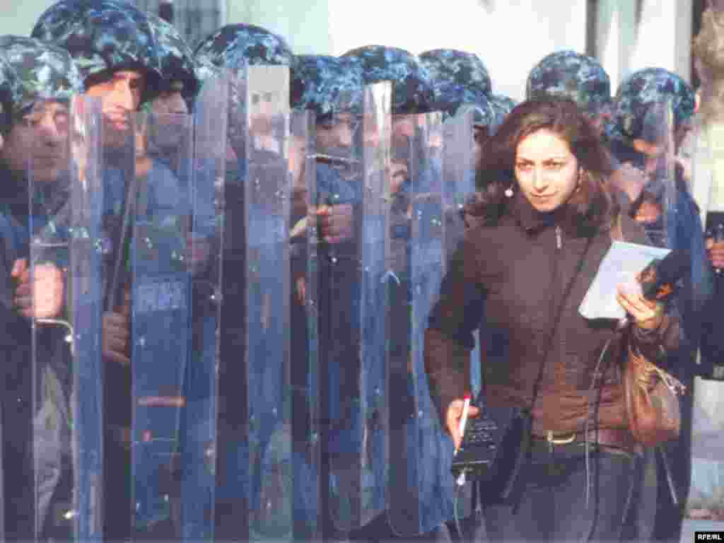 RFE/RL-in erməni xidmətinin müxbiri Ruzanna Stepanyan Yerevanda polislə nümayişçilərin qarşıdurmasını işıqlandırır.Avropada kommunizmin çöküşündən sonra RFE/RL bir neçə dil xidmətini bağlayıb. Buraya Polşa, keçmiş Çexoslovakiya və Baltik ölkələrinə yayımlar daxildir. Əvəzində Balkanlar və İrana yayımlar açılıb.