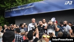 Ցուցարարները «Ռուսթավի-2» հեռուստակայանի շենքի մոտ, Թբիլիսի, 8 հուլիսի, 2019թ.