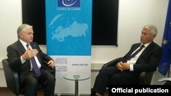 Исполняющий обязанности министра иностранных дел Армении Эдвард Налбандян (слева) и генеральный секретарь Совета Европы Турбьерн Ягланд, Кипр, 19 мая 2017 г.