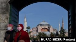 Стамбулдук айымдар беткапчан жүрүүдө. 2021-жылдын 22-январы.