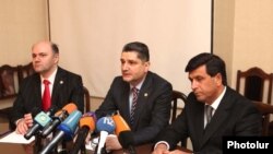 Армения - Премьер-министр Армении Тигран Саргсян представляет новоназначенного министра Армена Ерицяна (справа) сотрудникам Министерства по чрезвычайным ситуациям, Ереван, 16 марта 2010 г.  