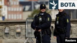 Policë qëndrojnë pranë Pallatit Kristianborg, para takimit të udhëheqësve të BE-së në Kopenhagë. 30 shtator 2025. 