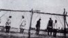 1916 жылғы көтерілістің екі ірі ошағы Жетісу мен Торғай даласы болды. Ұлт-азаттық сипат алған көтерілісті басу үшін патша жазалаушы әскер шығарды. Көптеген қазақтар мен қырғыздар Жетісудан Қытайға қашуға мәжбүр болды. &nbsp;<br />
<br />
Суретте: 1916 жылғы көтеріліске қатысқан адамдарды жазалау шарасы. Түркістан өңірі, 1916 жыл. Фото &laquo;Қазақстан тарихы мен мәдениетінің үлкен атласы&raquo; кітабынан алынды.