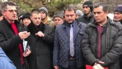 «Çette qalmağa mümkün degil». Qırımtatarlar advokat Kürbedinovğa nasıl qoltuttı (video)