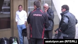 Люди, уезжающие на заработки за рубеж, в аэропорту Еревана, 30 апреля 2010 г.