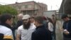 Севак Мнацаканян возле ворот Уголовно-исполнительного учреждения 5 мая, 2015 г. 