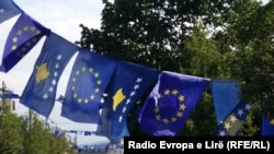 Flamuj të Kosovës dhe Bashkimit Evropian