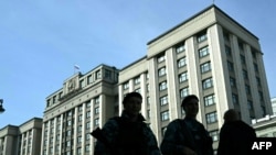 Polițiștii ruși trec pe lângă clădirea Dumei de Stat a Rusiei, camera inferioară a Parlamentului de la Moscova - 24 septembrie 2024