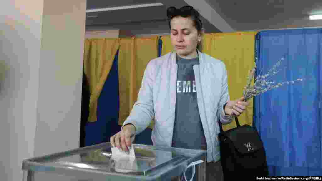Ukrainada saylav kününde pravoslavlar Verba Bazarını qutlay. Saylavcılar bölüklerge tal pıtaqlarınen kele