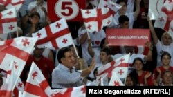У Саакашвили в эти дни заметно сел голос из-за почти каждодневных выступлений