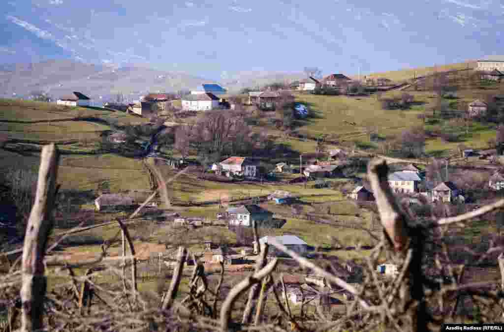 Lerikin kəndləri dağların arasında bir-birindən dağlarla ayrılmış formada yerləşir və əksər kəndlərdə yol problemi var.
