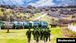 Российские военные в Перевальном, Крым, 5 марта 2014 года