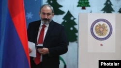 Armenia - Prime Minister Nikol Pashinian votes at a polling station in Yerevan, December 9, 2018.
