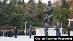Vladimir Putin Livadiya sarayında III Aleksandr abidesiniñ açılışında. Yalta, 2017 senesi noyabrniñ 18-i