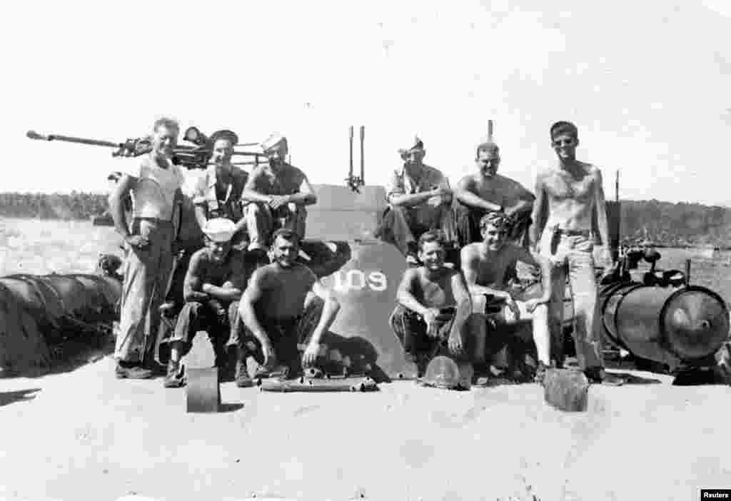 საპატრულო ნაღმოსნის, PT-10-ის ეკიპაჟი, მათ შორის აშშ-ის საზღვაო ფლოტის ლეიტენანტი, ჯონ ფიცჯერალდ კენედი (მარჯვნივ), წყნარი ოკეანის სამხრეთ-დასავლეთ არეალში, გუადალკანალთან, 1943 წლის ივლისში.&nbsp; 