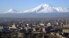 Vârful acoperit de zăpadă al Muntelui Ararat, care se află în Turcia modernă, se înalță deasupra capitalei Armeniei, Erevan (fotografie de arhivă)