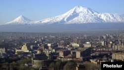 Vârful acoperit de zăpadă al Muntelui Ararat, care se află în Turcia modernă, se înalță deasupra capitalei Armeniei, Erevan (fotografie de arhivă)