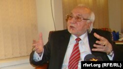 محمد اسماعیل قاسمیار.