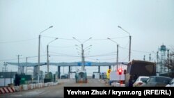 İşğal etilgen Qırım ile Herson sıñırında kiriş-çıqış yoqlav keçiti, arhiv fotosı