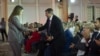 Președinta consiliului coordonator al organizației „Eurasia”, deputata Dumei de Stat a Rusiei, Aliona Așrinova, și Ilan Șor, la o întrunire a blocului „Victoria” la Moscova, pe 16 august 2025.