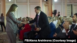 Președinta consiliului coordonator al organizației „Eurasia”, deputata Dumei de Stat a Rusiei, Aliona Așrinova, și Ilan Șor, la o întrunire a blocului „Victoria” la Moscova, pe 16 august 2025.