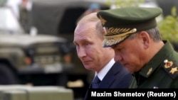 Орусиянын президенти Владимир Путин менен коргоо министри Сергей Шойгу.
