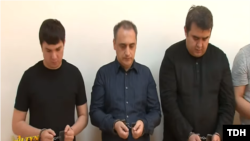 Өкмөттүн жыйынында көрсөтүлгөн видео тасмадагы «коррупционер» деп соттолгон мурдагы аткаминерлер.