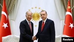 Президент США Джо Байден (слева) и президент Турции Реджеп Тайип Эрдоган