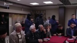 «Nezaketli ziyaret» nasıl keçti. Rusiye uquq qoruyıcıları «Qırım birdemliginiñ» toplaşuvında (video)
