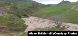 წყლის მოვარდნის შემდეგ დარჩენილი ლამი
