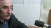 Амиран Гогадзе тросточкой не пользуется. Он слабовидящий. Может различать силуэты