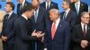 Генеральный секретарь НАТО Марк Рютте (второй слева) беседует с президентом США Дональдом Трампом во время фотосессии лидеров стран НАТО на саммите альянса. Гаага, Нидерланды, 25 июня 2025 года