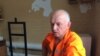 Оппозициялық саясаткер Владимир Козлов құқық қорғаушылармен кездесіп отыр. Заречный, Алматы облысы, 21 шілде 2015 жыл.