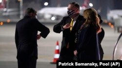 Турция - Посол США в Турции Дэвид Саттерфильд (слева) а аэропорту Стамбула встречает госсекретаря США Майка Помпео и его супругу, 16 ноября 2020 г.