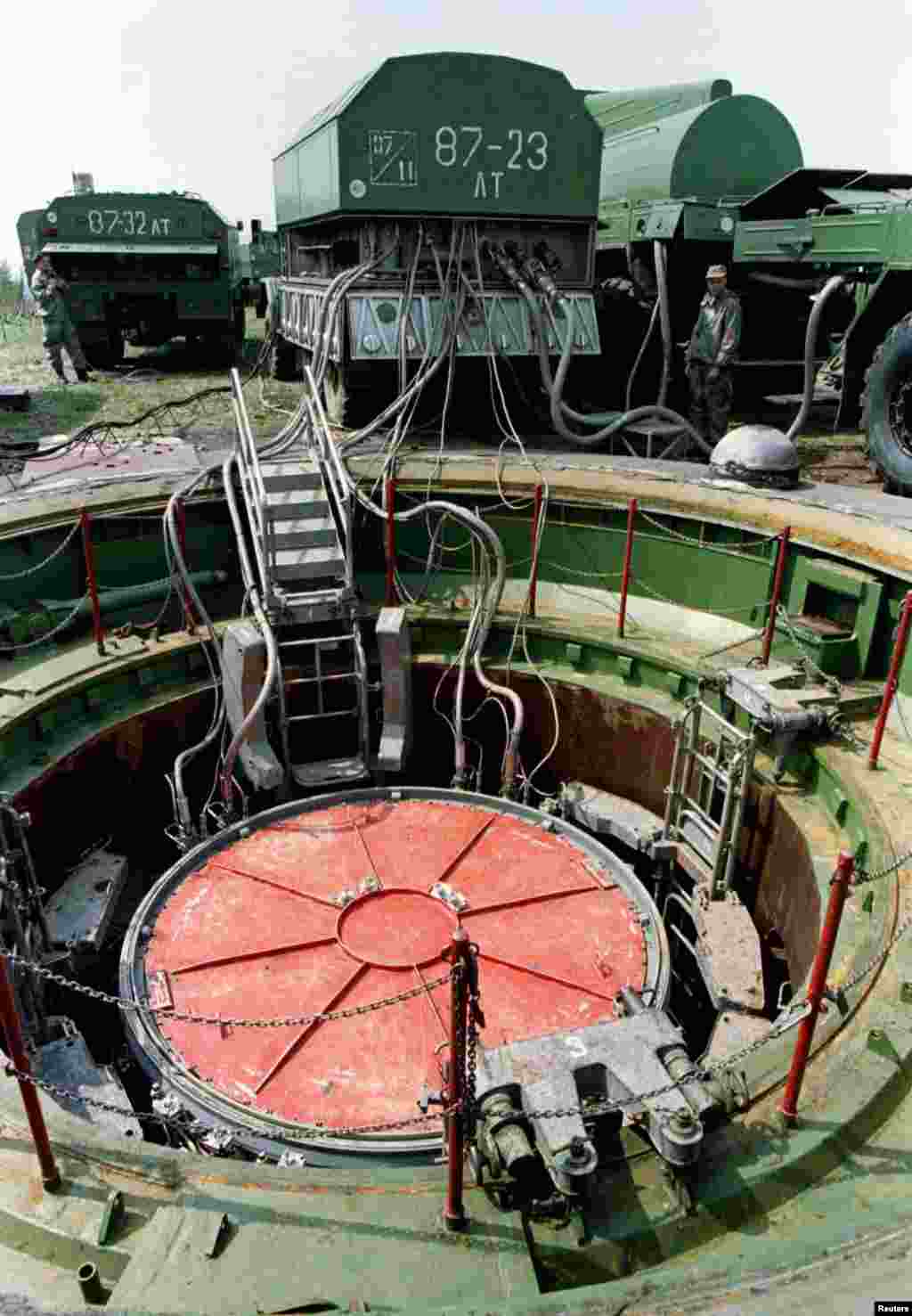Из пусковой установки ракеты СС-19 на военной базе в Красилове выкачивают топливо. 14 мая 1997 года&nbsp;