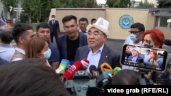 "მე ძალიან მადლიერი ვარ ქვეყნის ხელმძღვანელობის, პრეზიდენტ სადირ ნურგოჟოევიჩისა (ჟაპაროვი) იმისთვის, რომ ნება დამრთო ჩამოვსულიყავი ყირგიზეთში, ჩემს სამშობლოში. ჩამოვედი, რათა ვითანამშრომლო გამოძიებასთან...“ - განუცხადა ასკარ აკაევმა ჟურნალისტებს.