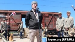Lenur İslâmov qırımtatar halqına qarşı genotsidniñ qurbanlarına bağışlanğan mitingde. Herson vilâyeti, Novoalekseyevka qasabası, 2017 senesi mayıs 18 künü