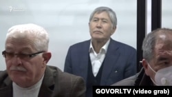 Алмазбек Атамбаев сот залында. (архивдик сүрөт). 