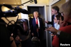 Президент Дональд Трамп в самолете 30 марта 2025 года по дороге в Вашингтон. В тот день он выразил недовольство Россией за затягивание перемирия на войне в Украине