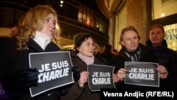 Je Suis Charlie деген жазу ұстаған адамдар Париждегі шабуыл құрбандарын еске алып тұр. Белград, 8 қаңтар 2015 жыл.