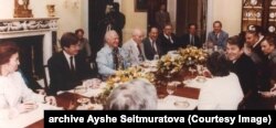 Ayşe Seitmuratova (sol taraftan) ve Petro Grigorenko (dörtünci sol taraftan) ABD prezidenti Ronald Reygan ile körüşüvde
