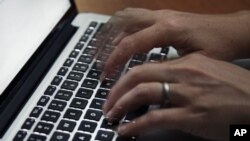 Ministerul Economiei bănuiește că sistemul electronic al programului a fost spart sau cineva a scos date din sistem (AP Photo/Elise Amendola, File)