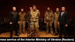 Пятеро освобожденных из плена командиров «Азова» вместе с главой ГУР Минобороны Украины Кириллом Будановым (справа) общаются по видеосвязи с президентом Владимиром Зеленским. Турция, 22 сентября 2022 года