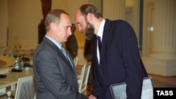 Президент Путин ири ишкер Сергей Пугачевду кабыл алууда. Москва, 2000-жыл. 
