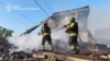 Pompierii ucraineni sting un incendiu provocat de un atac rusesc în regiunea Dnipropetrovsk. 30 iulie 2025.